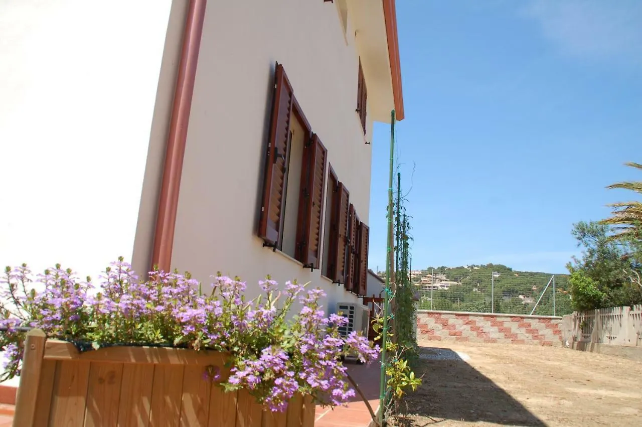 Lucia Holiday House Porto Pino Tatil Evi